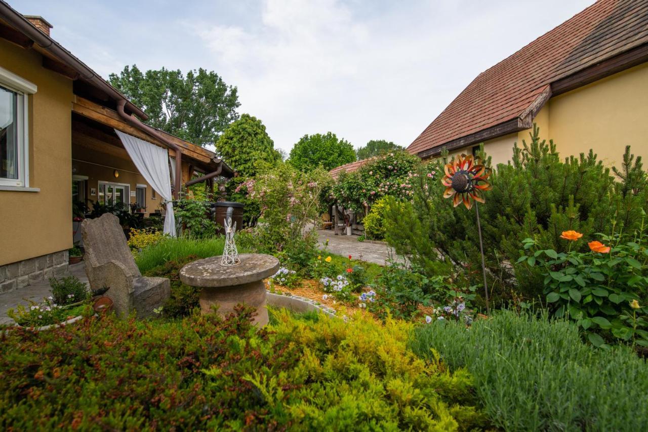 Bonifert Vendeghaz Hotel Dunabogdany Exterior photo